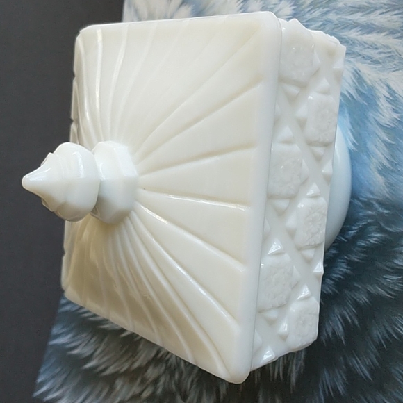 VTG Square Milk Glass Quilt Pattern Footed Trinket Box - Picture 11 of 11